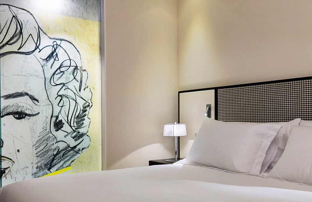 Decorar habitaciones de un hotel con pinturas al óleo, le da clase y distinción.
