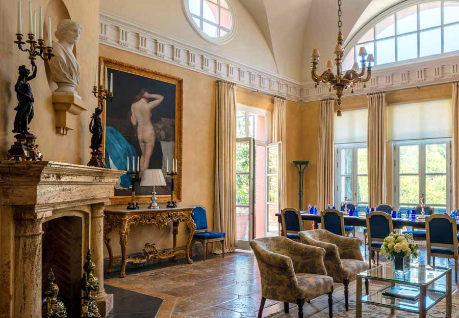 Decorar la sala de reuniones de un hotel con cuadros al óleo por encargo